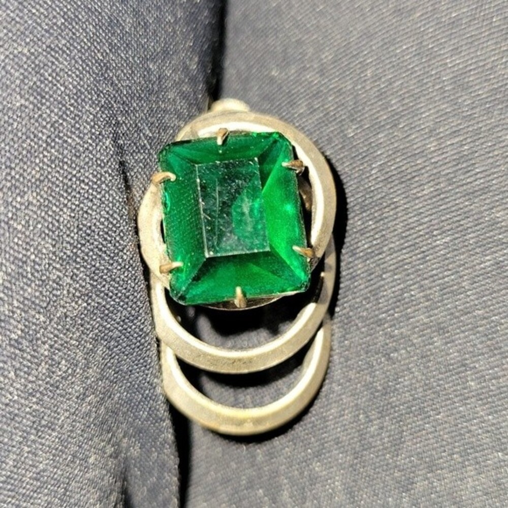 VINTAGE⚜️Emerald Colored Faceted Crystal Screw Clip Earrings - Picture 7 of 9
